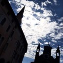 Un cielo di promesse in controluce si staglia sopra la contrada maggiore Foto di Cesare Del Ben @cesare_delben (11/10/2022)