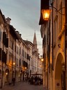 Le luci dei lampioni rischiarano il cielo al tramonto. Foto di Denis Bortolin @denis_bortolin (30/05/2024)