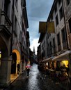 Risplendono i sampietrini della Contrada maggiore bagnata dalla pioggia. Foto di Mariagrazia Fabbro @merifabbro (25/03/2024)
